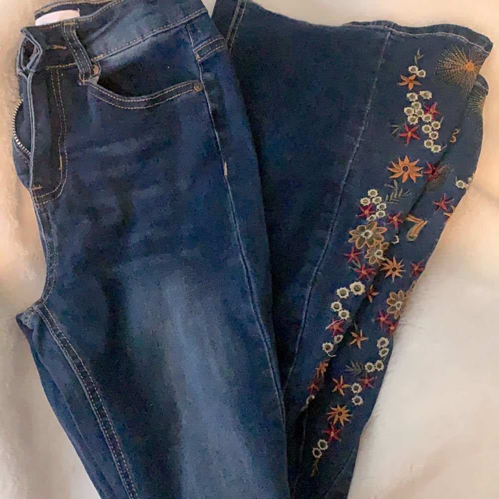 Flower embroidered flared jeans